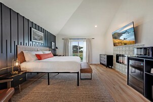 Quarto conforto, 1 cama King | Escrivaninha, ferros/tábuas de passar roupa, Wi-Fi de cortesia