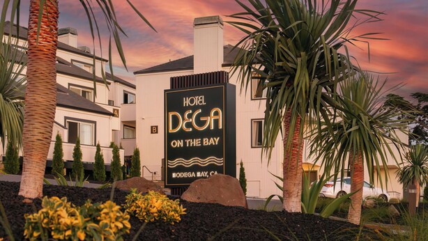 Ein Hoteldrehschild mit dem Namen "Hotel DeGa" und dem Aufschrift "Bodega Bay, CA".