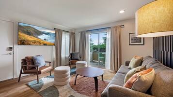 Family Room, 1 King Bed with Sofa bed