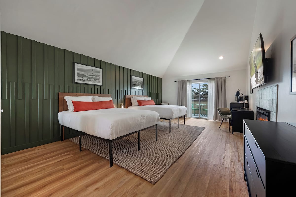 Iron/ironing board, free WiFi, bed sheets