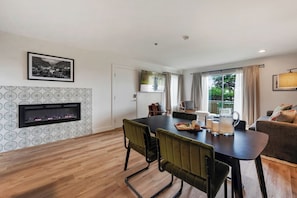 Habitación familiar, 1 cama King size y sofá cama | Área de sala de estar | Televisión y chimenea