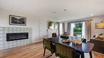 Quarto família, 1 cama King e sofá-cama | Ferros/tábuas de passar roupa, Wi-Fi de cortesia, roupa de cama