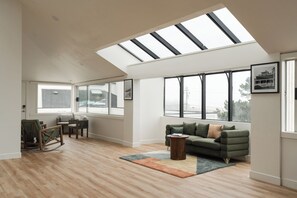 Reception - Hotel Dega (Bodega Bay)