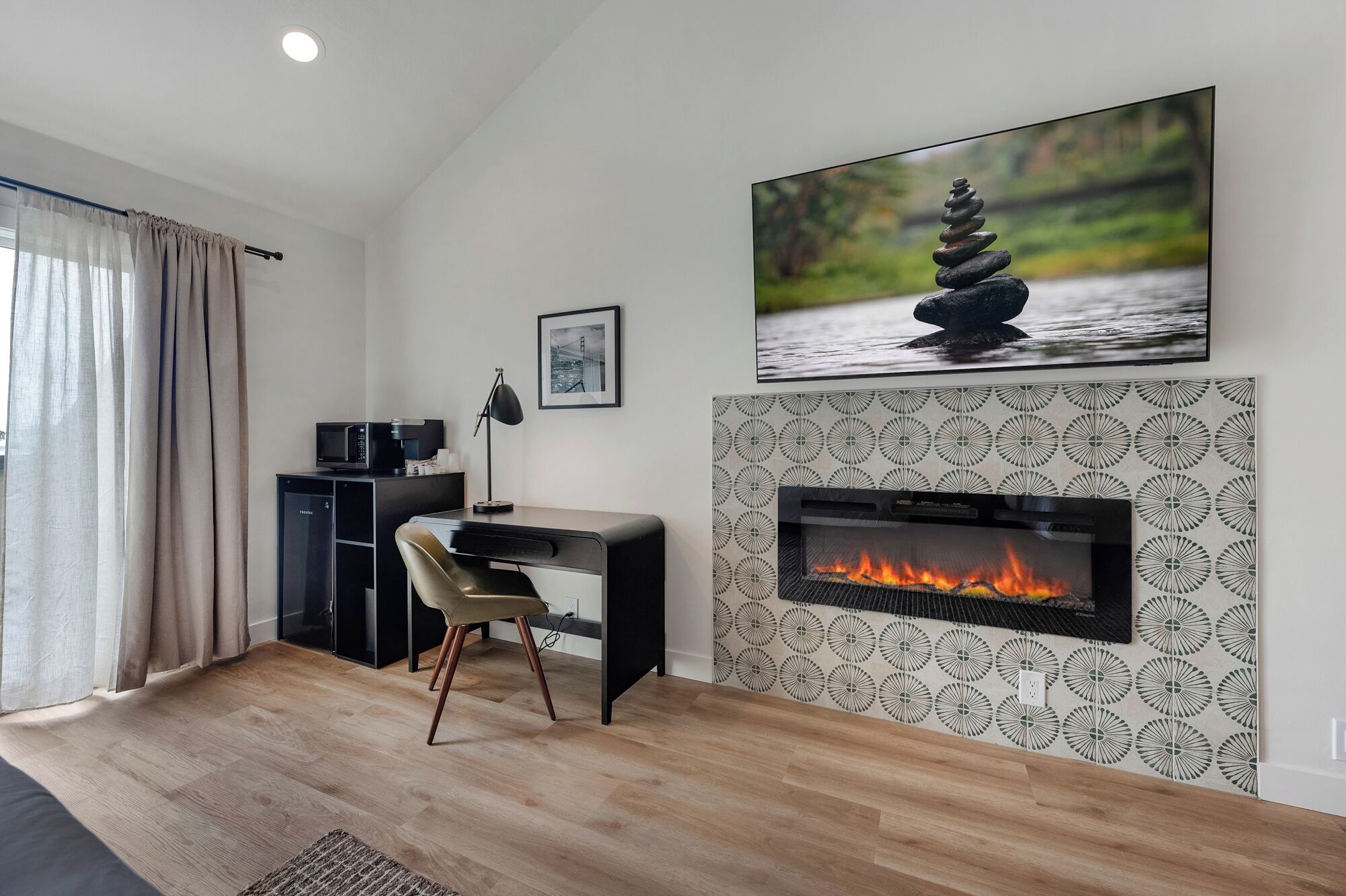 Camera Deluxe, 2 letti queen | Una scrivania, ferro/asse da stiro, Wi-Fi gratuito, lenzuola