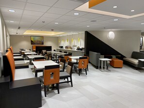 Reception - La Quinta Inn by Wyndham Lynnwood (Lynnwood)