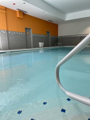 Indoor pool - La Quinta Inn by Wyndham Lynnwood (Lynnwood)