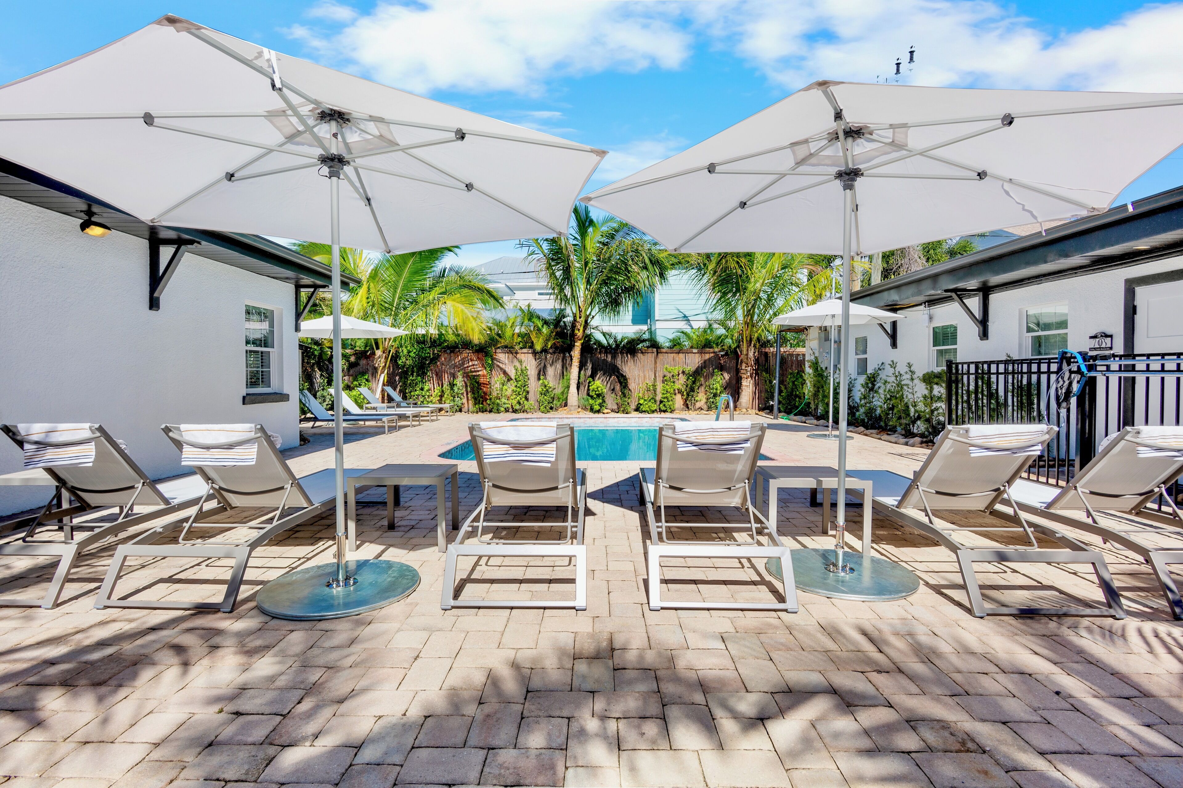 Alberca al aire libre, alberca climatizada y sombrillas en la alberca