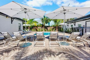 Hồ bơi ngoài trời, hồ bơi nước nóng, dù/ô trên bãi biển/hồ bơi