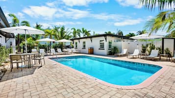 Kolam renang outdoor dan sebuah kolam renang air hangat