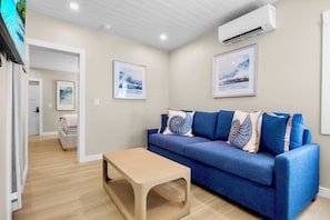 1 Bedroom King Suite | Premium bedding, pillowtop beds, free minibar items - Haley's at The Anna Maria Island Inn (Holmes Beach)