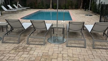 Piscina externa, piscina aquecida, funciona das 8h às 20h, guarda-sóis