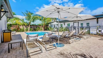 Außenpool, beheizter Pool, Sonnenschirme, Liegestühle