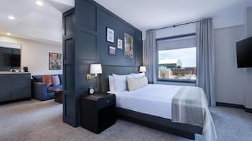 Habitación, 1 cama King size, con acceso para personas discapacitadas, tina | Área de sala de estar | Televisión de 36 pulgadas con canales premium