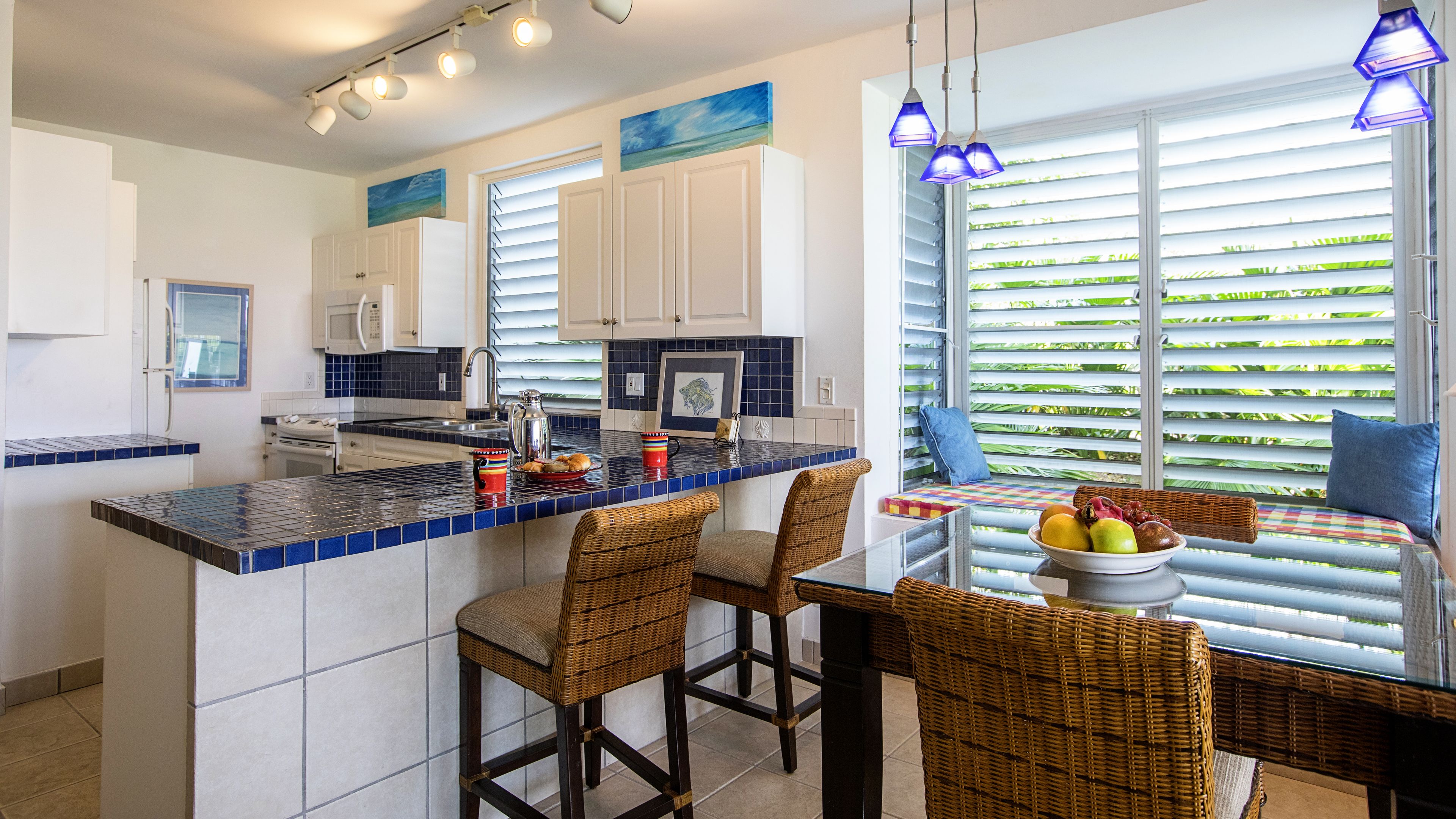 microwave, coffee/tea maker, toaster, blender