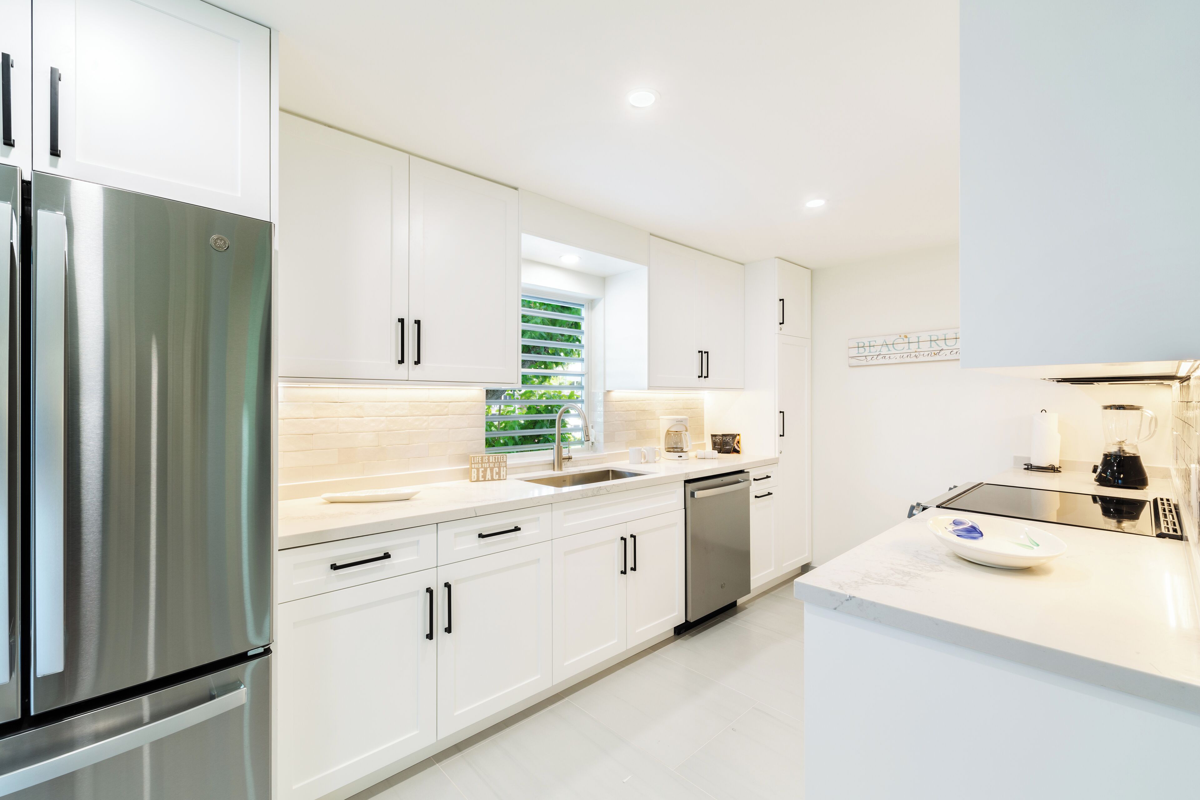 deluxe suite, 2 bedrooms, ocean view | private kitchen | microwave, coffee/tea maker, toaster, blender