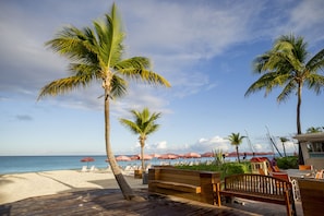 Am Strand, weißer Sandstrand, Liegestühle, Sonnenschirme