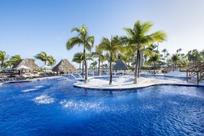 3 piscines extérieures, accès possible de 7 h à 19 h, parasols