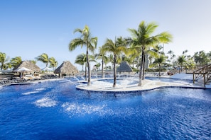 3 piscines extérieures, parasols de plage, chaises longues