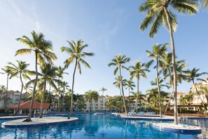 3 Außenpools, geöffnet von 07:00 Uhr bis 19:00 Uhr, Sonnenschirme