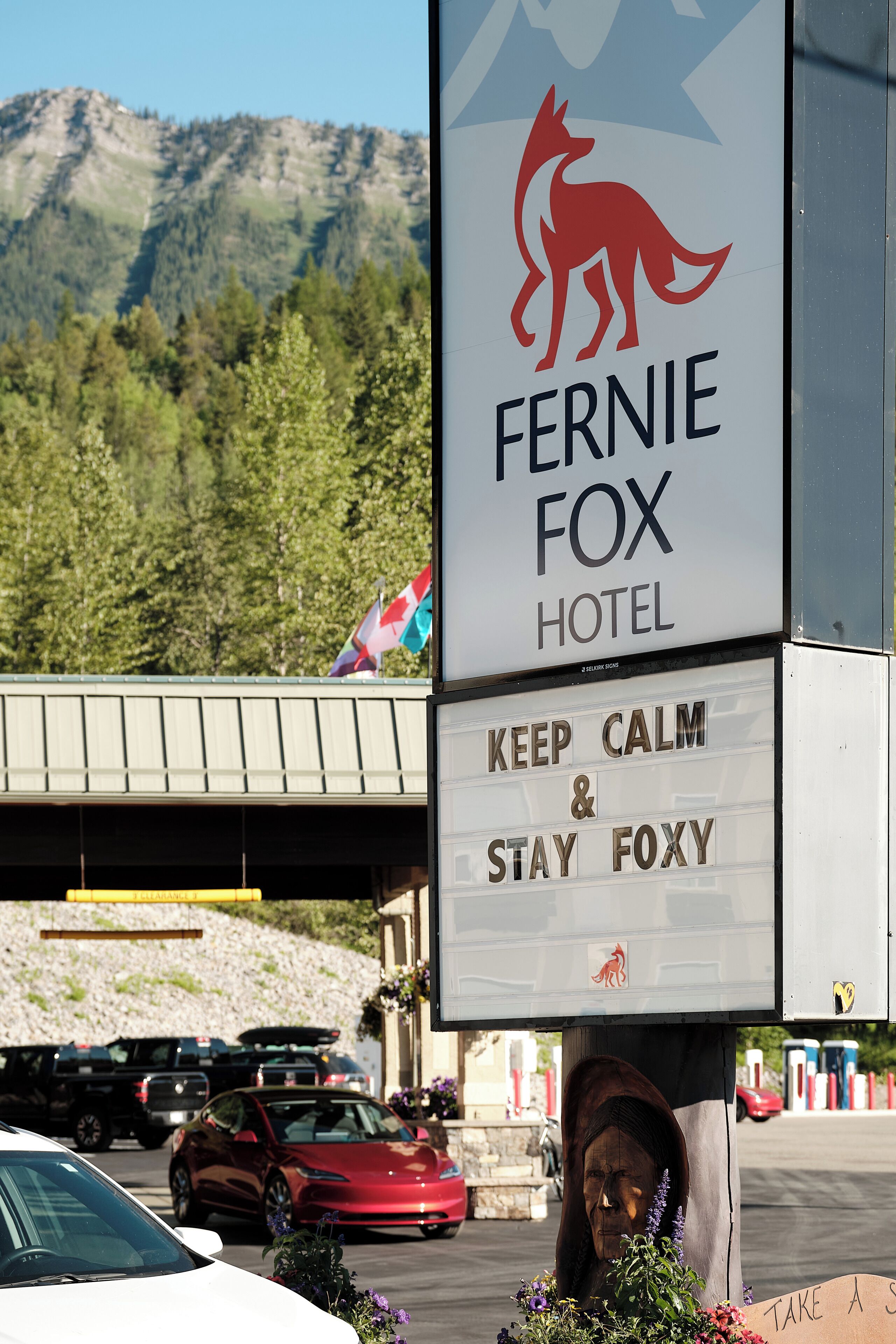 Placa de hotel com logo de um canguru e o nome 'Ferne Fox Hotel'.