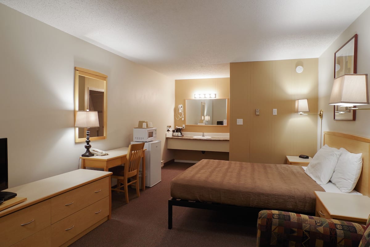 Desk, iron/ironing board, rollaway beds, free WiFi