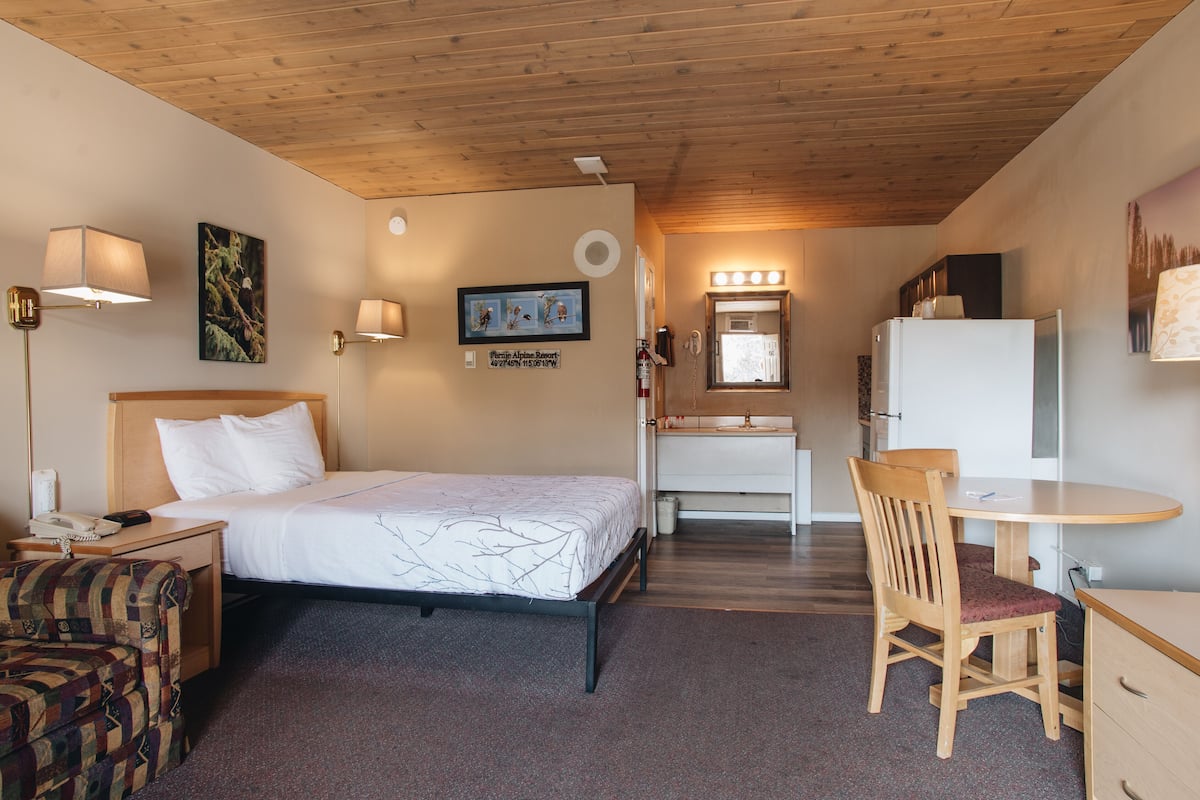 Desk, iron/ironing board, rollaway beds, free WiFi