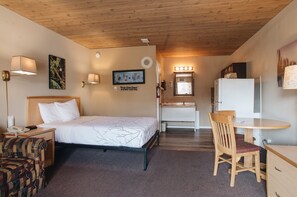 Room, 1 Queen Bed, Non Smoking, Kitchenette (sofa bed) | Desk, iron/ironing board, rollaway beds, free WiFi