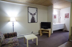Suite, 1 Queen Bed, Non Smoking | Living area | 32-inch TV with cable channels