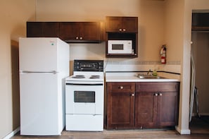 Suite, 1 grand lit, non-fumeurs | Bureau, fer et planche à repasser, lits pliants/supplémentaires