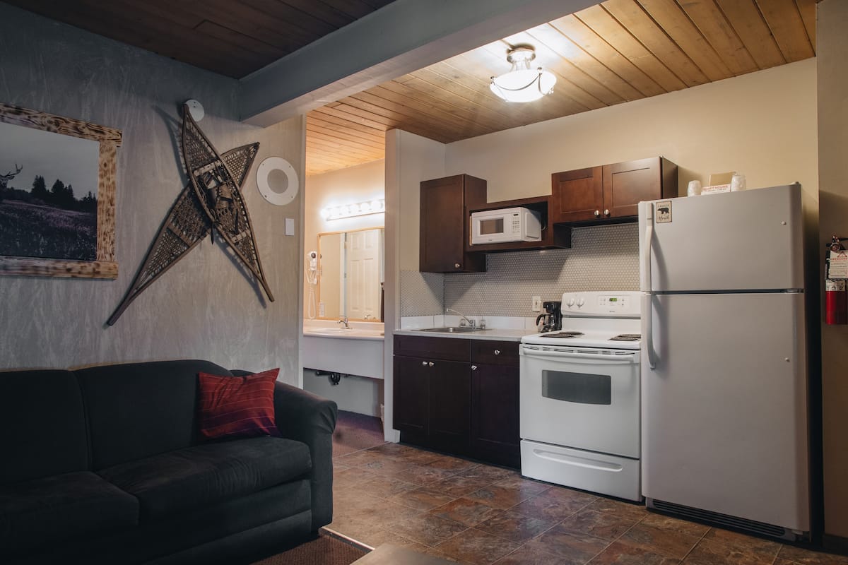 Desk, iron/ironing board, rollaway beds, free WiFi