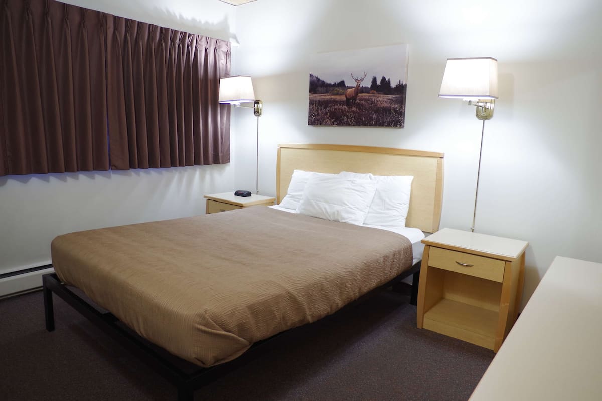 Desk, iron/ironing board, rollaway beds, free WiFi