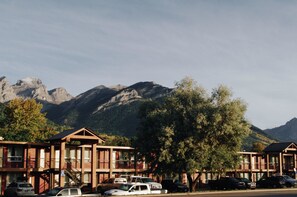 A row of wooden cabins with a mountain backdrop. - Canadas Best Value Inn & Suites Fernie (Fernie)