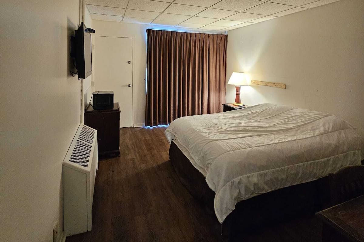 Standaard kamer | Individueel gemeubileerd, een bureau, een laptopwerkplek