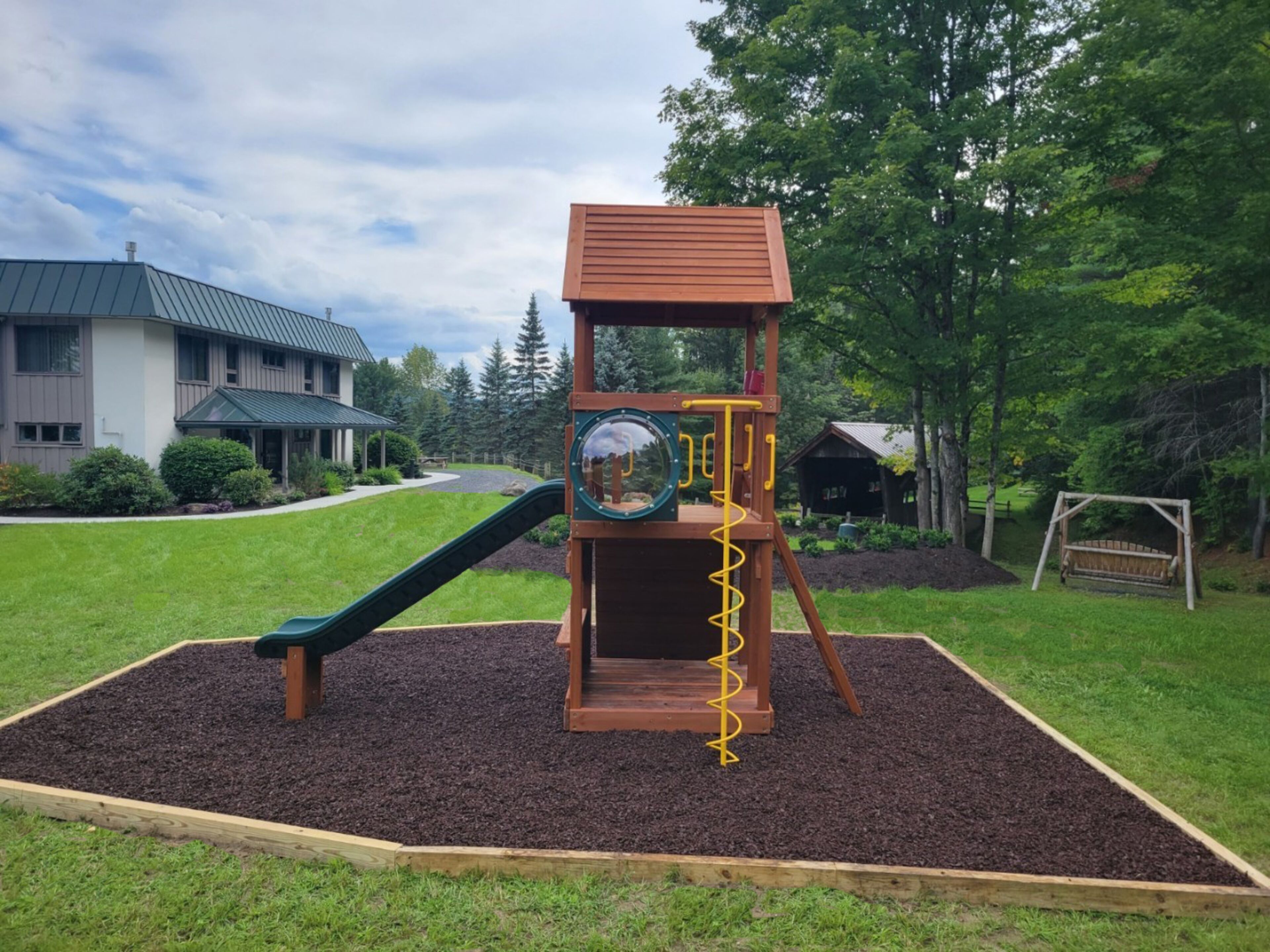 Lasten leikkialue ulkona