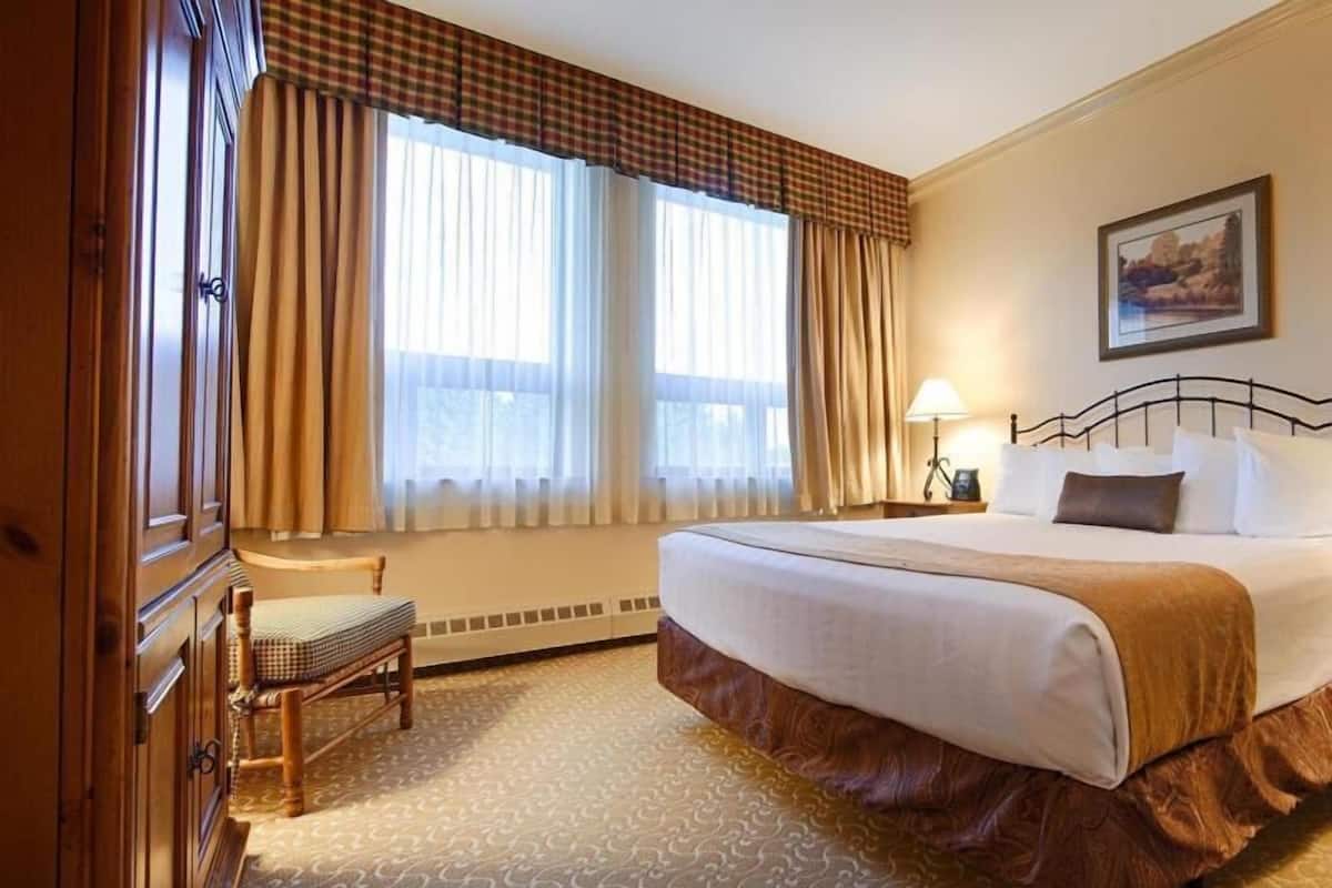 Egyptian cotton sheets, premium bedding, in-room safe, desk