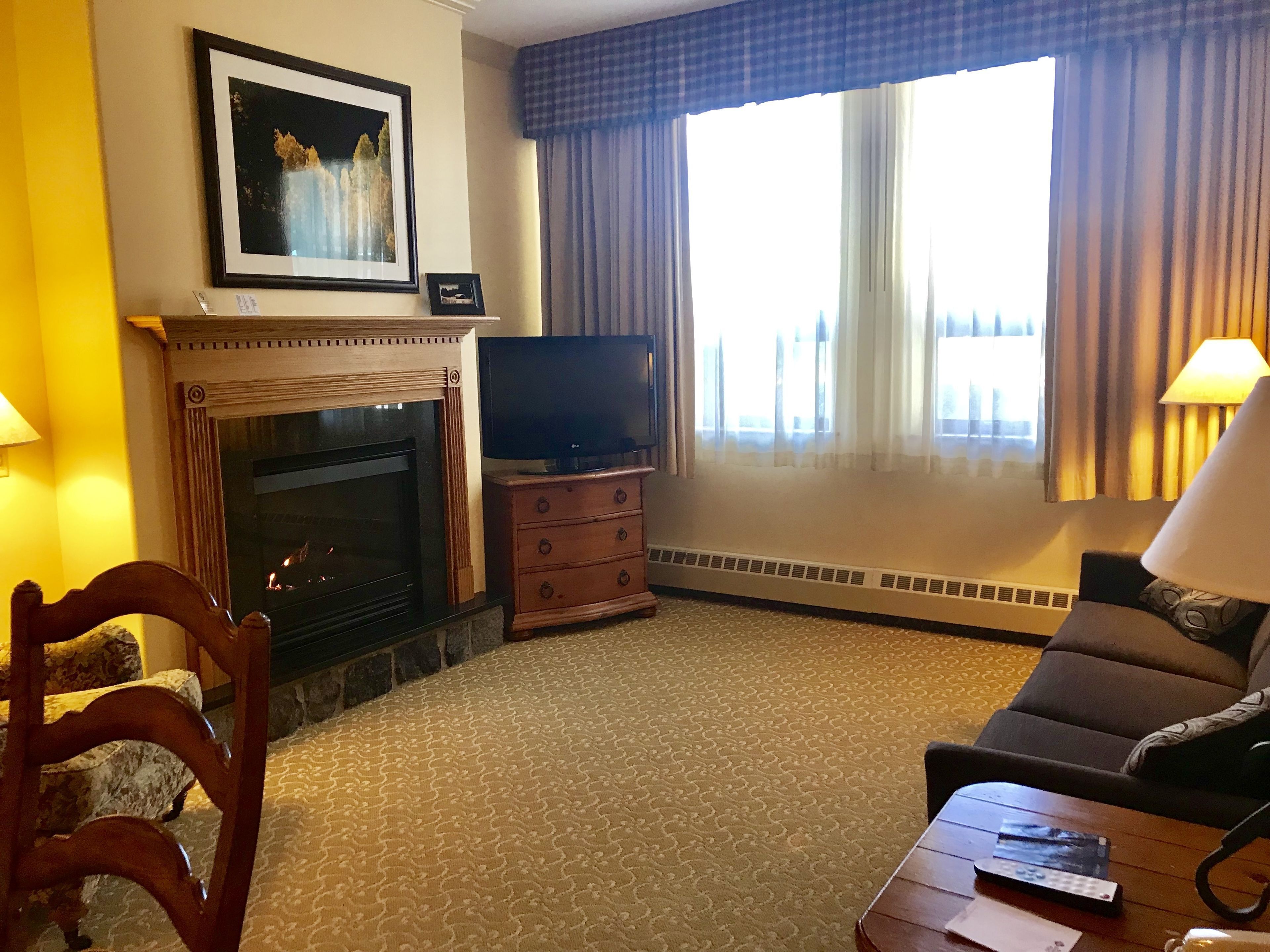 Living area | 37-inch flat-screen TV with cable channels, TV