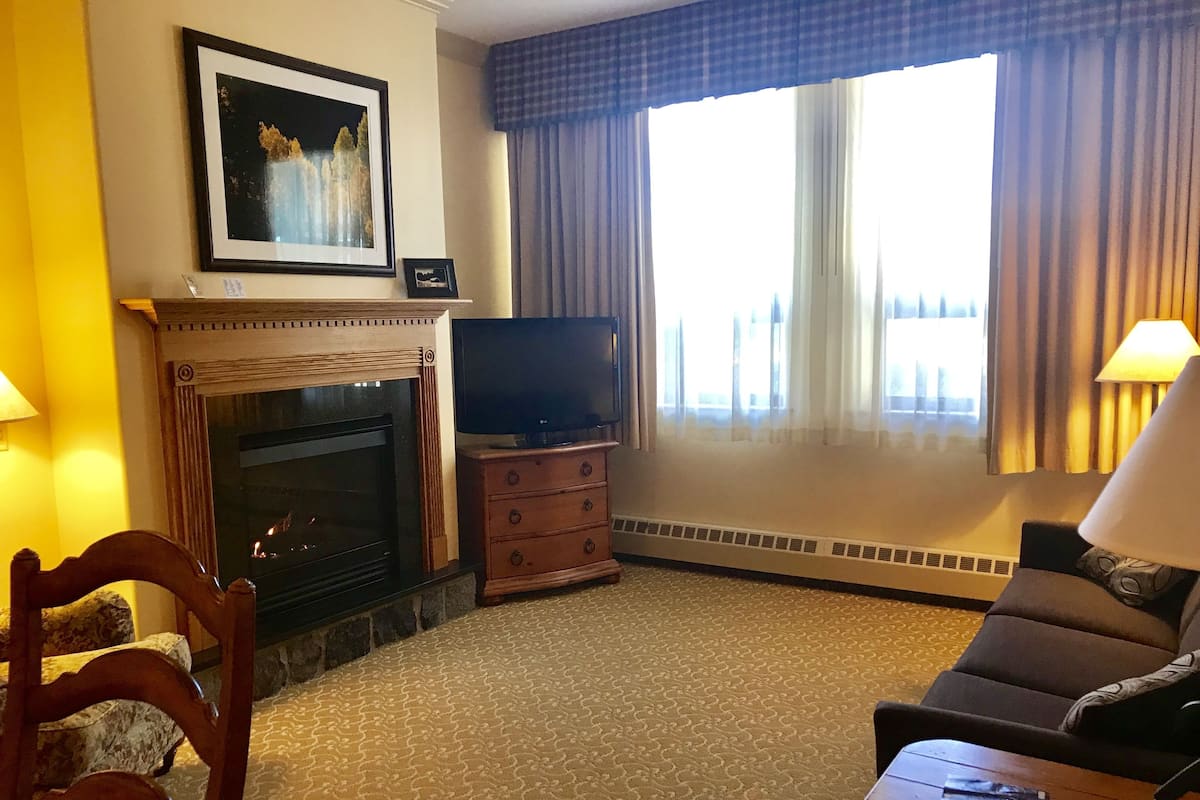 Living area | 37-inch flat-screen TV with cable channels, TV