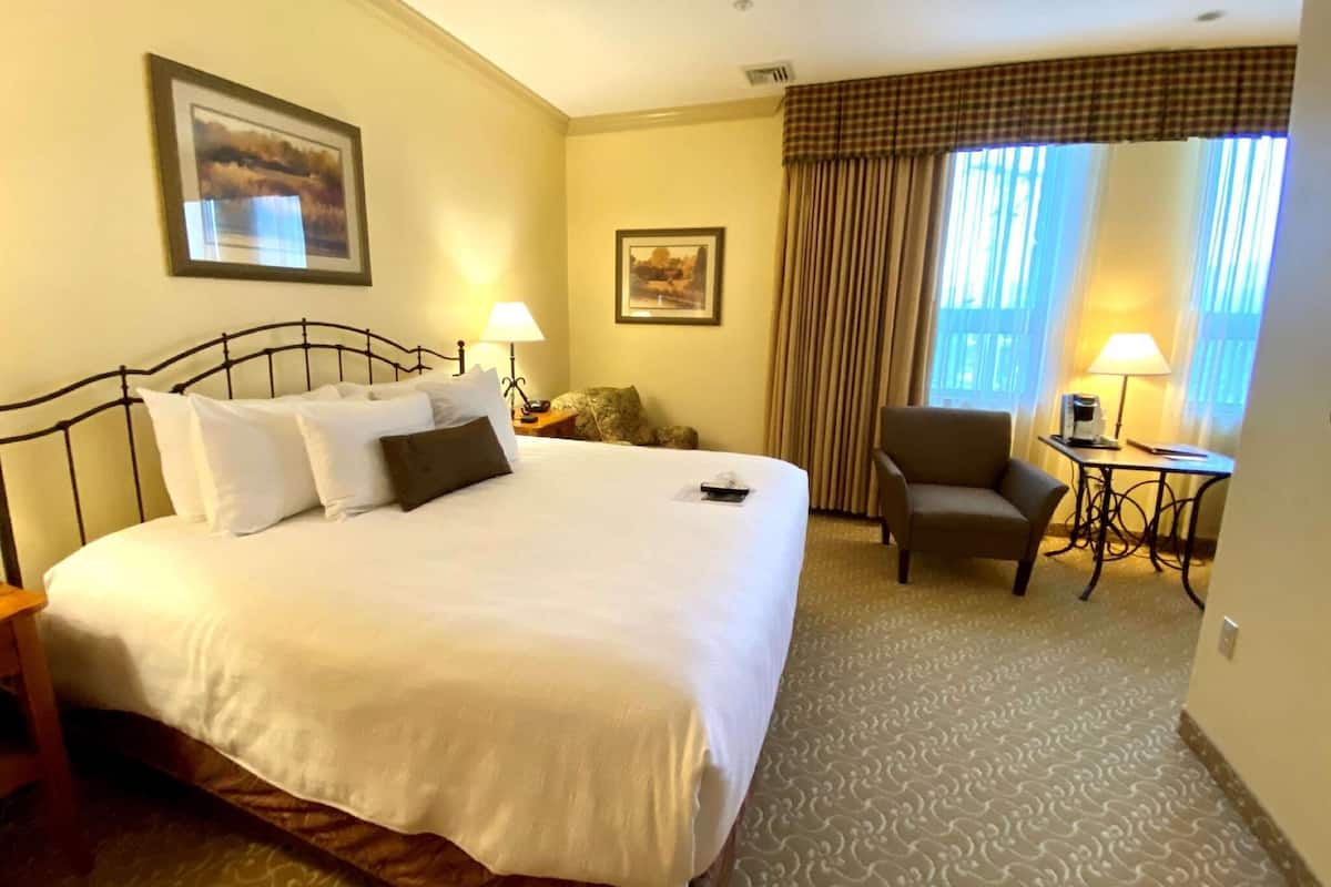 Egyptian cotton sheets, premium bedding, in-room safe, desk