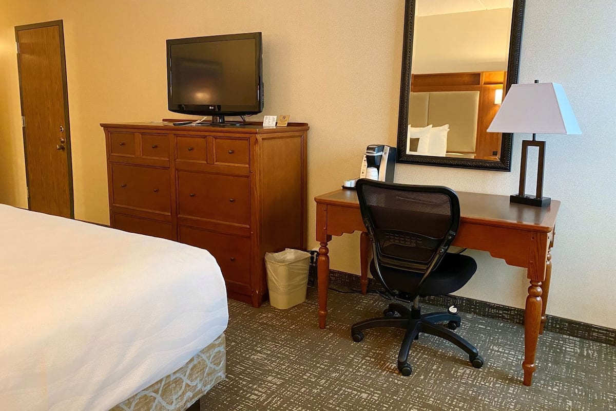 Egyptian cotton sheets, premium bedding, in-room safe, desk