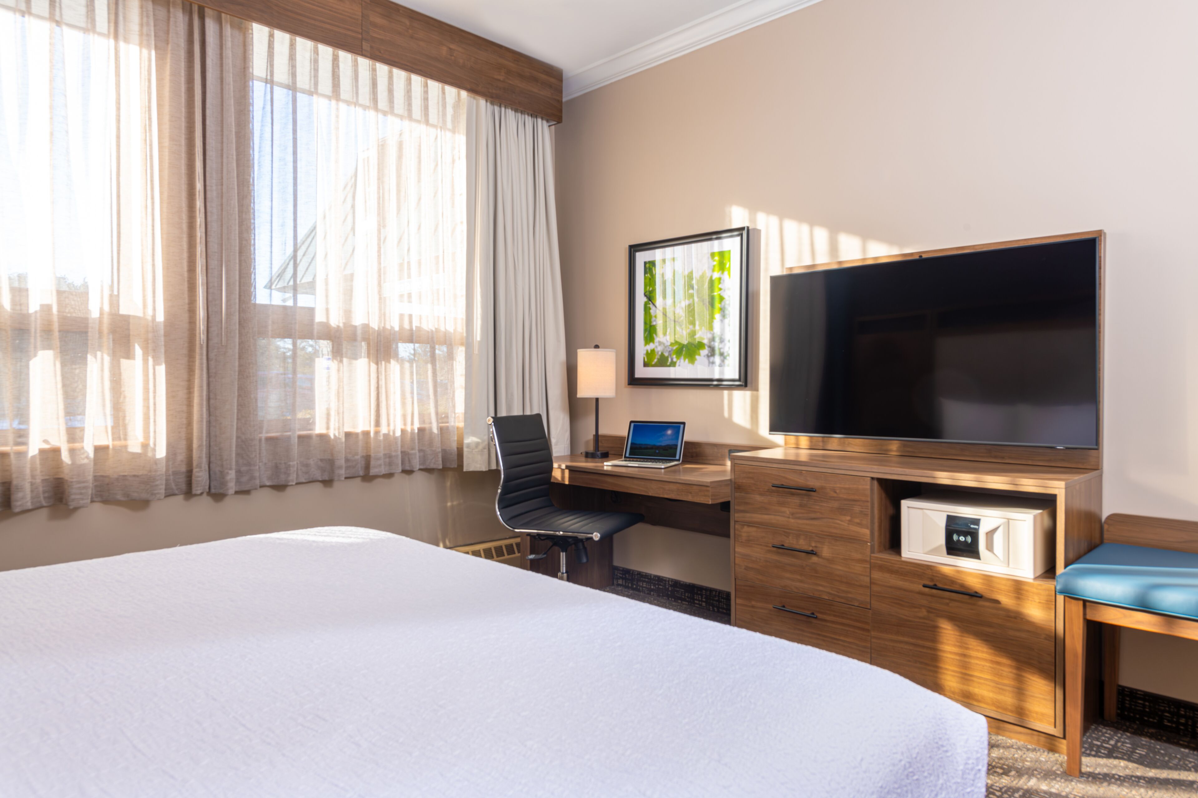 suite, 1 king bed, accessible, jetted tub (walk-in shower;with sofabed) | 1 bedroom, egyptian cotton sheets, premium bedding, in-room safe