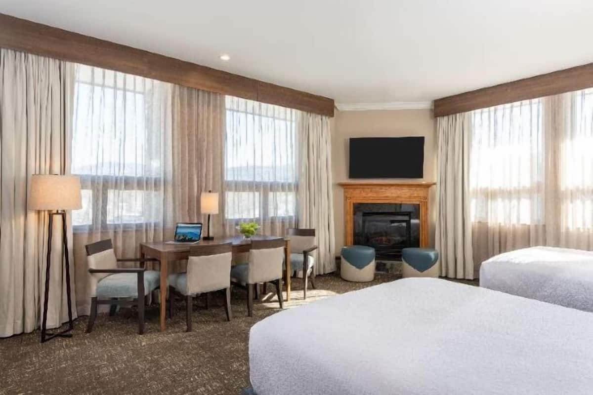 Egyptian cotton sheets, premium bedding, in-room safe, desk