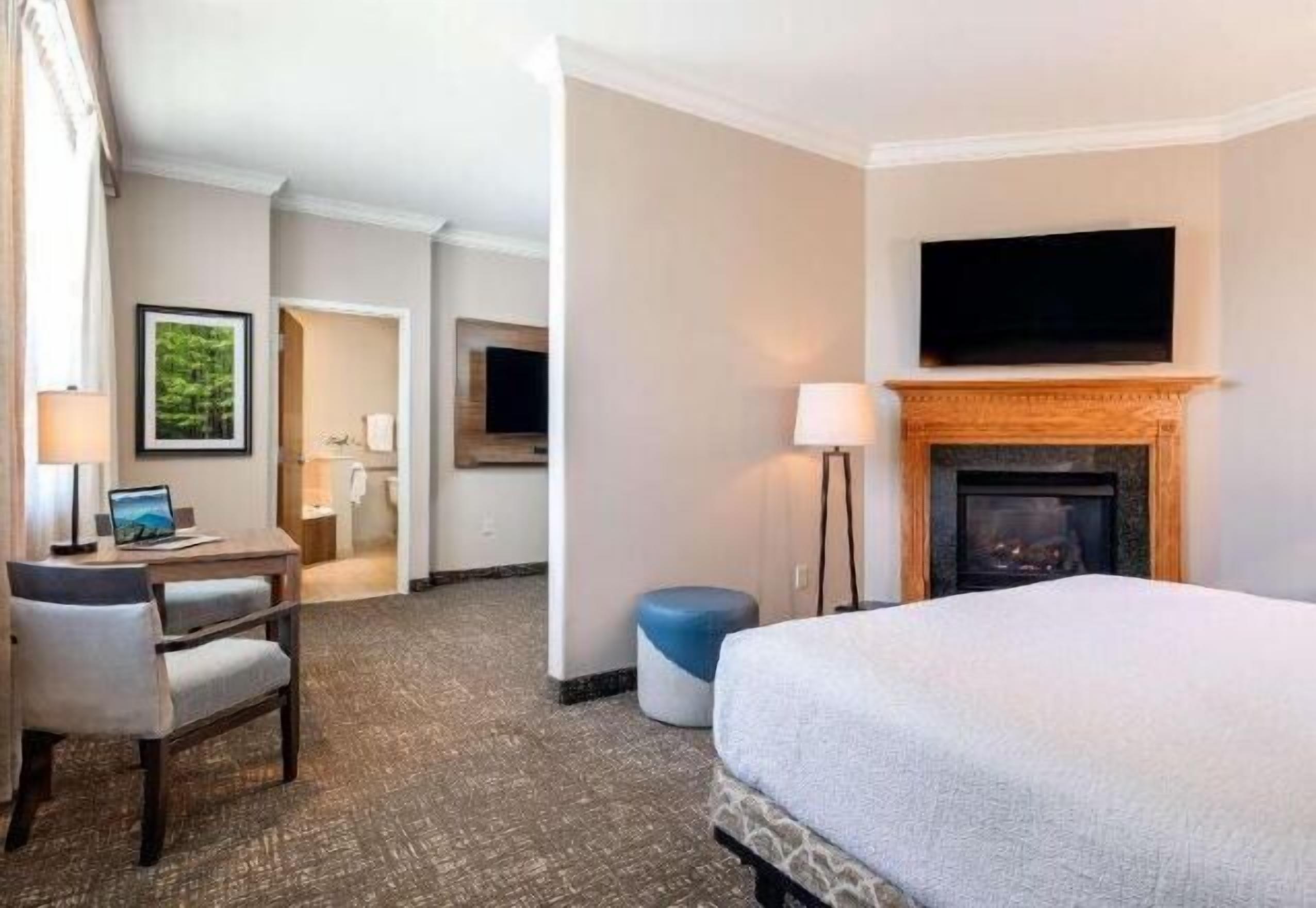 Egyptian cotton sheets, premium bedding, in-room safe, desk