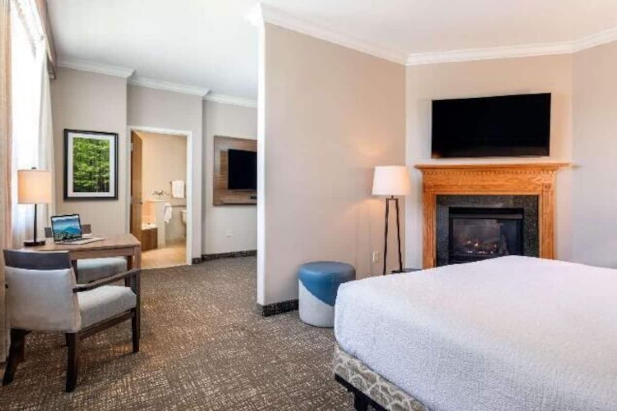 Egyptian cotton sheets, premium bedding, in-room safe, desk