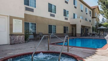 室外游泳池,提供日光浴躺椅