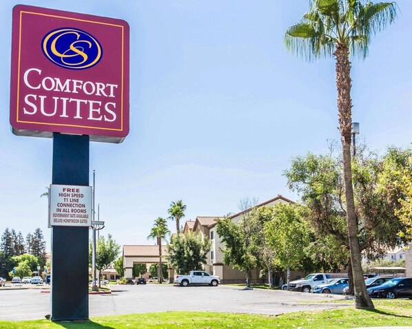 A Comfort Suites sign with a T1 line connection and a government rate available sign. - Comfort Suites Bakersfield (Bakersfield)