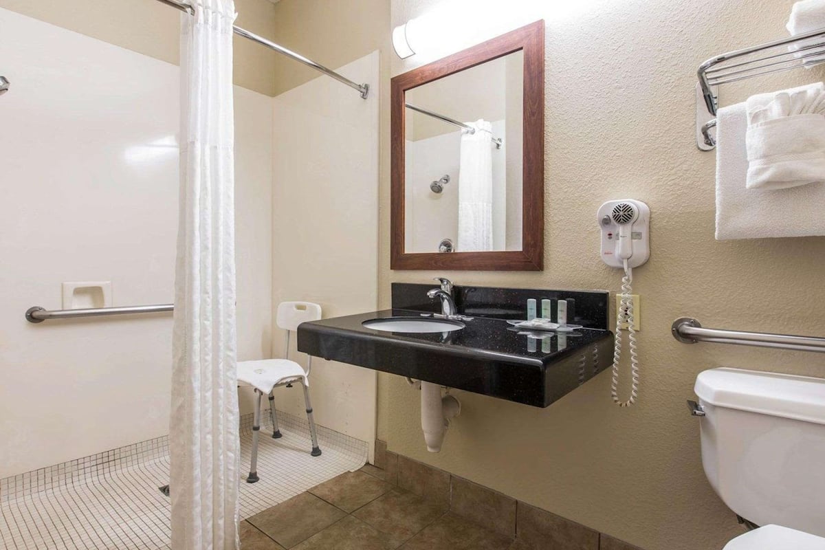 room, 1 king bed, accessible, non smoking | bathroom | hair dryer, towels