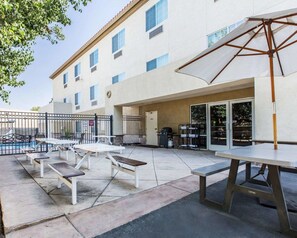 Outdoor pool, pool loungers