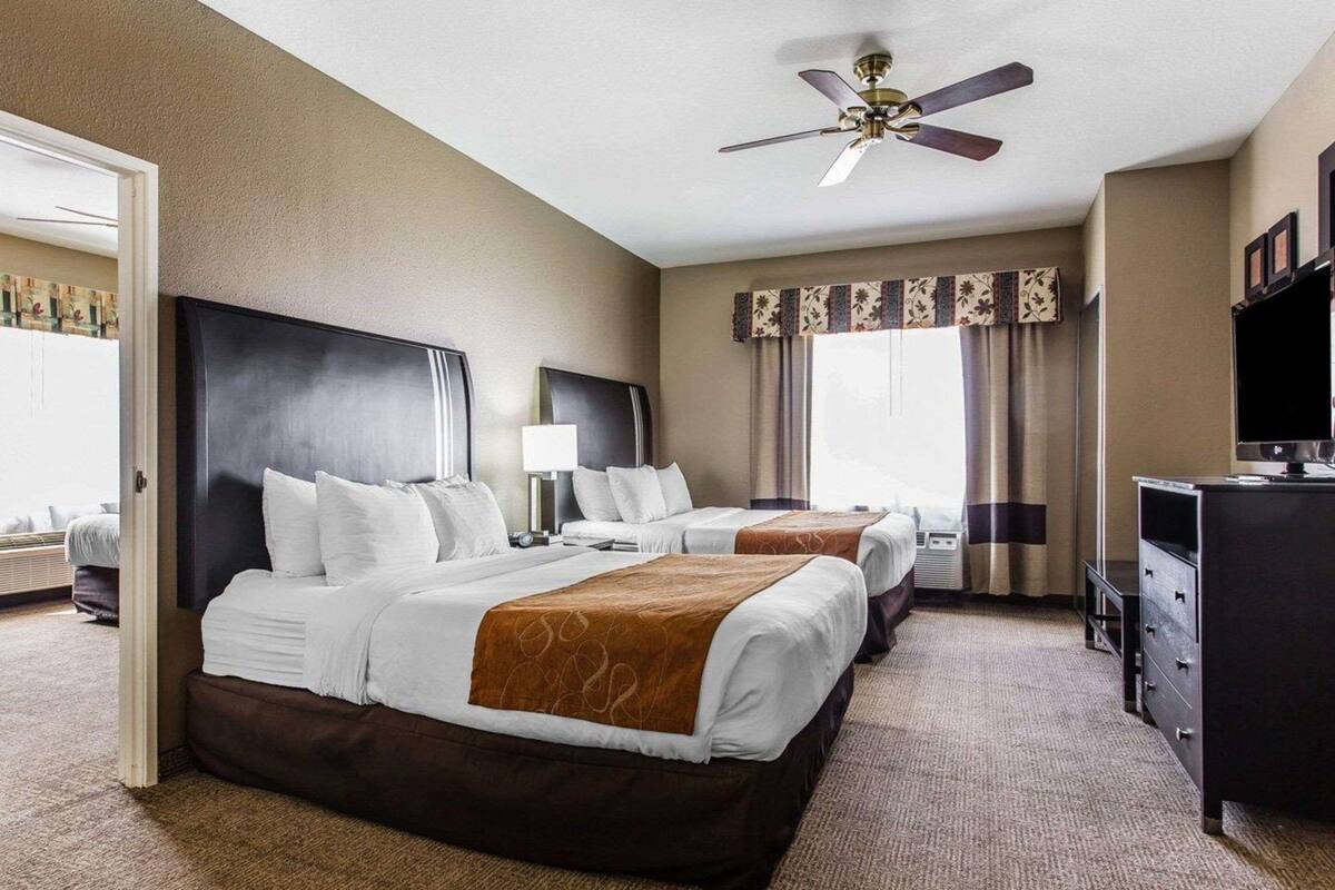 premium bedding, pillow-top beds, in-room safe, desk