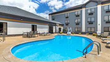 Seasonal outdoor pool, sun loungers