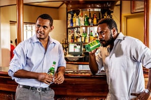 2 bars/lounges - Crown Hotel (Port Moresby)